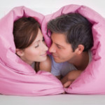 un couple dans une couette rose propre